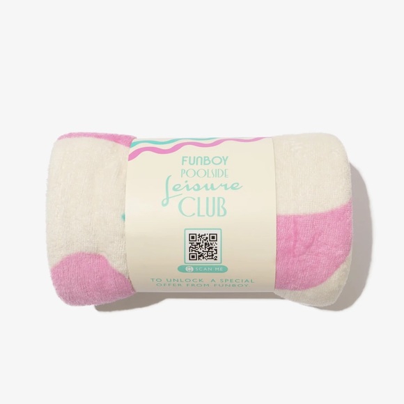 NWT Poolside Leisure Club Beach Towel - Picture 3 of 3